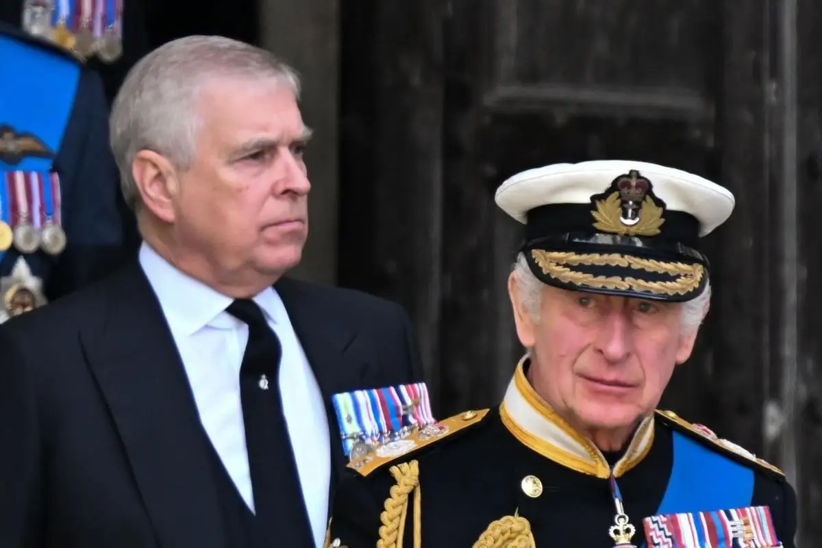 ¿Por qué detienen al ex príncipe Andrés, hermano del rey Carlos?