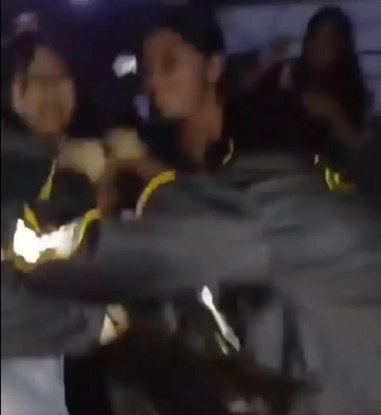 (VIDEO) Alumnas protagonizan pelea en BINE Puebla mientras sus compañeras graban 3 Alumnas protagonizan pelea en BINE Puebla y las graban