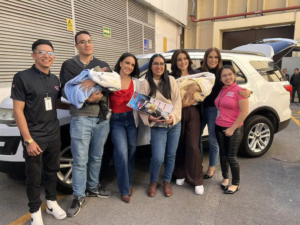 Empresario regala auto a familia con bebés que usan oxígeno