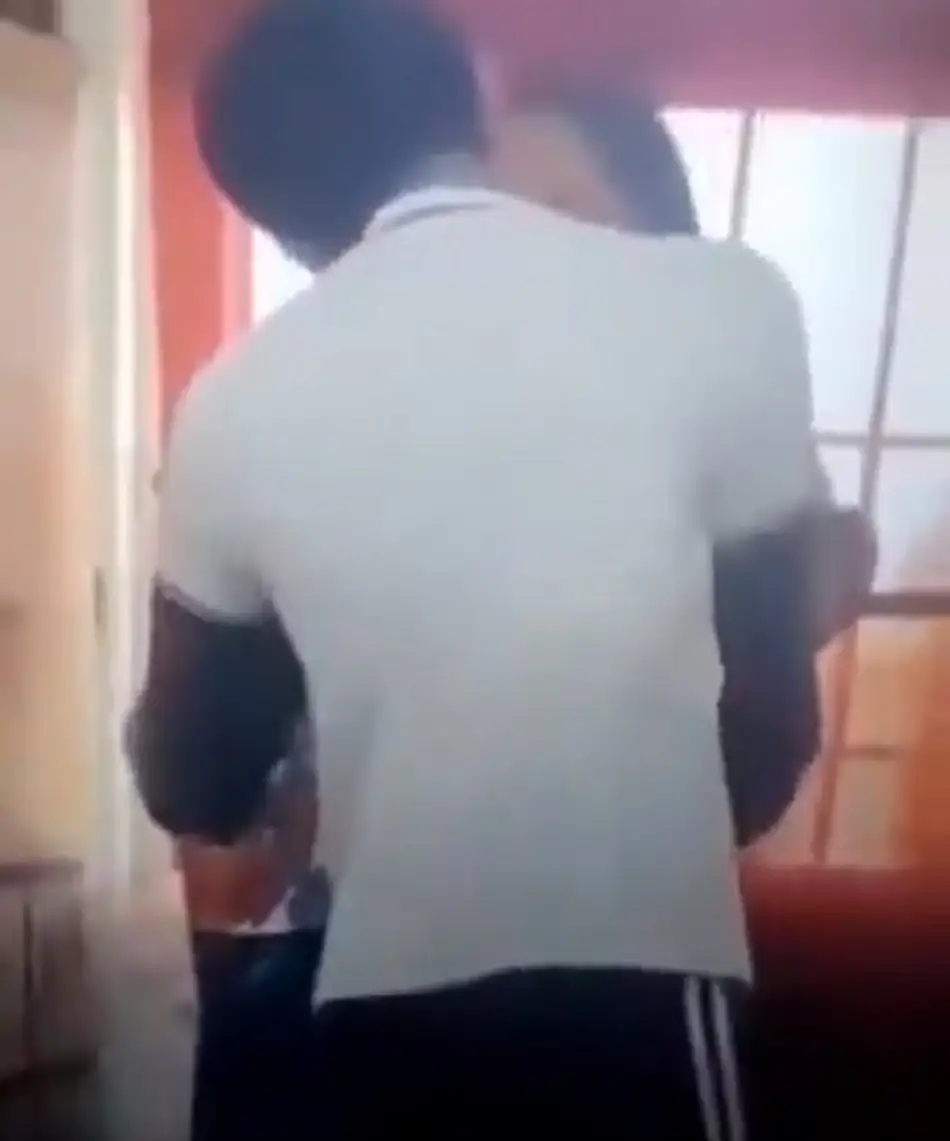 Maestra besa a alumno en Tabasco y es captada por estudiantes