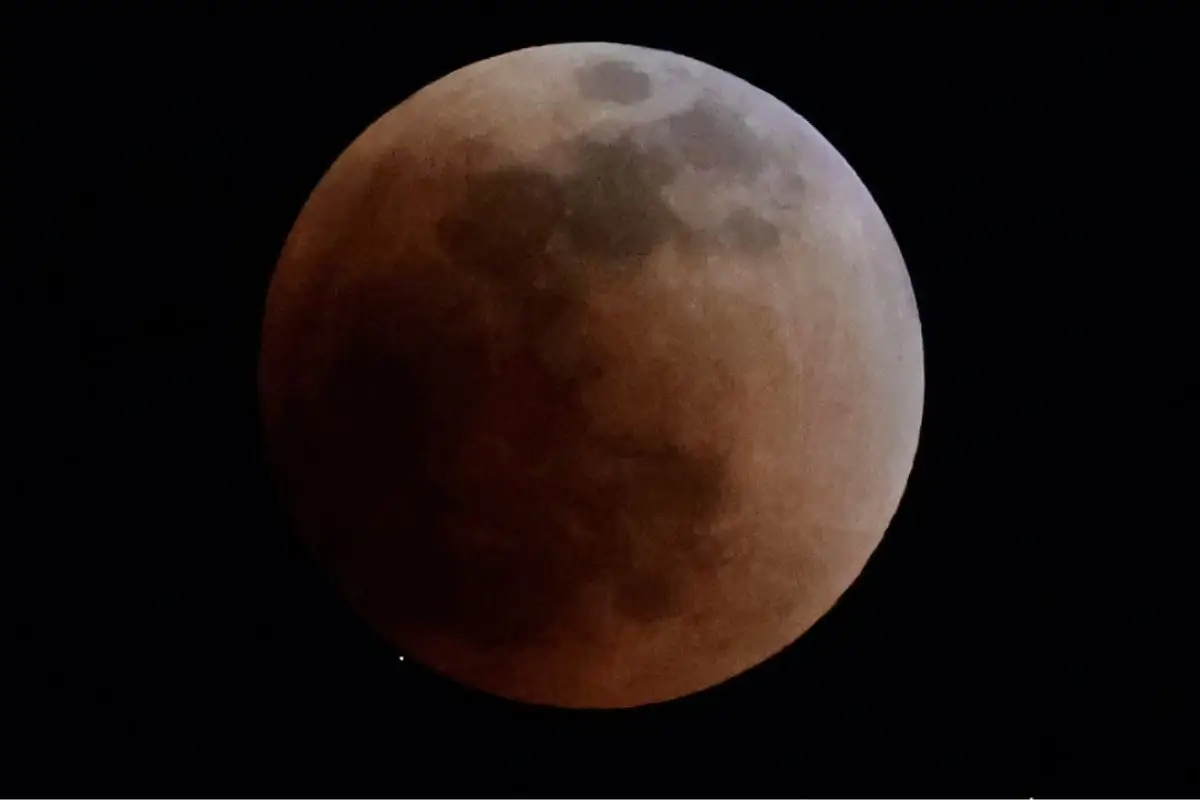 ¿Cuándo y a qué hora ver el eclipse lunar total en México?