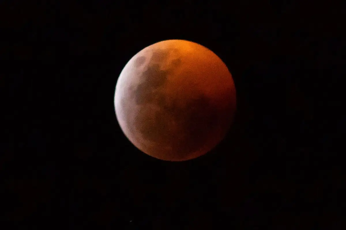 ¿Cuándo y a qué hora ver el eclipse lunar total en México?