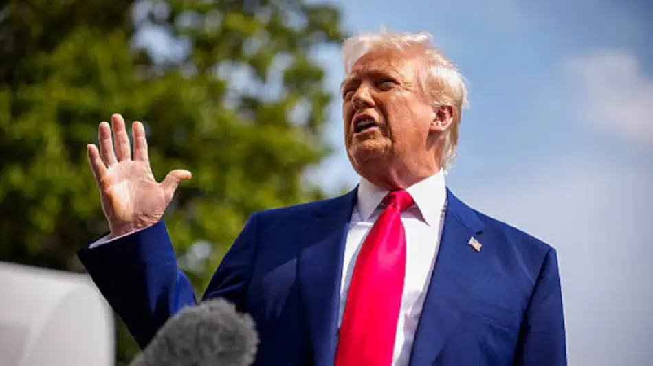 Aranceles globales de Trump pasan del 10% al 15% 