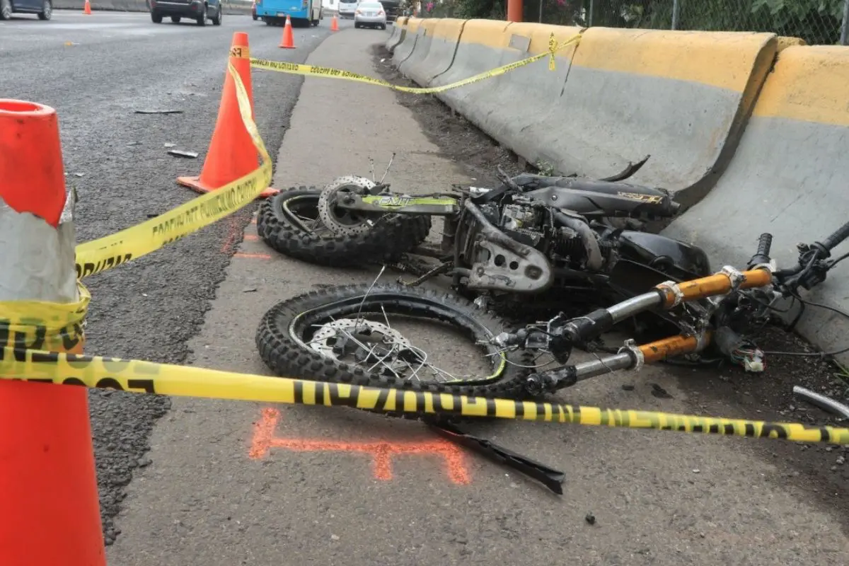 Motociclista muere tras impactarse contra muro en Bulevar Carmelitas