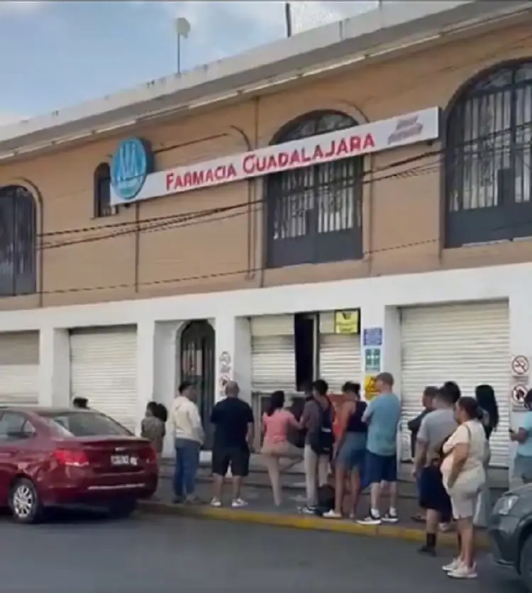 (VIDEO) Cierres en Puerto Vallarta provocan largas filas