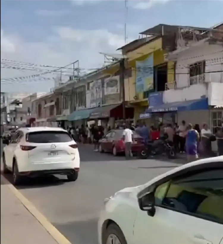 (VIDEO) Cierres en Puerto Vallarta provocan largas filas