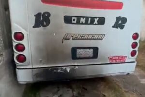 Avientan bomba molotov contra ruta 18 en Flor del Bosque 3 Avientan bomba molotov contra ruta 18 en Flor del Bosque