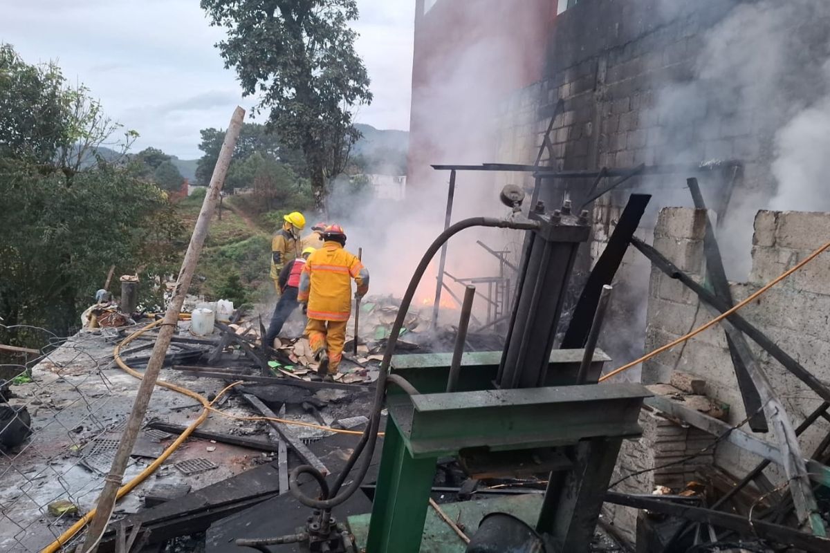 Explota taller de pirotecnia en Huauchinango; muere uno de los tres heridos