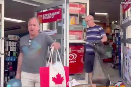 VIDEO: Extranjeros saquean tienda en Puerto Vallarta tras la muerte de El Mencho 9 Extranjeros saquean tienda en Puerto Vallarta tras la muerte de El Mencho