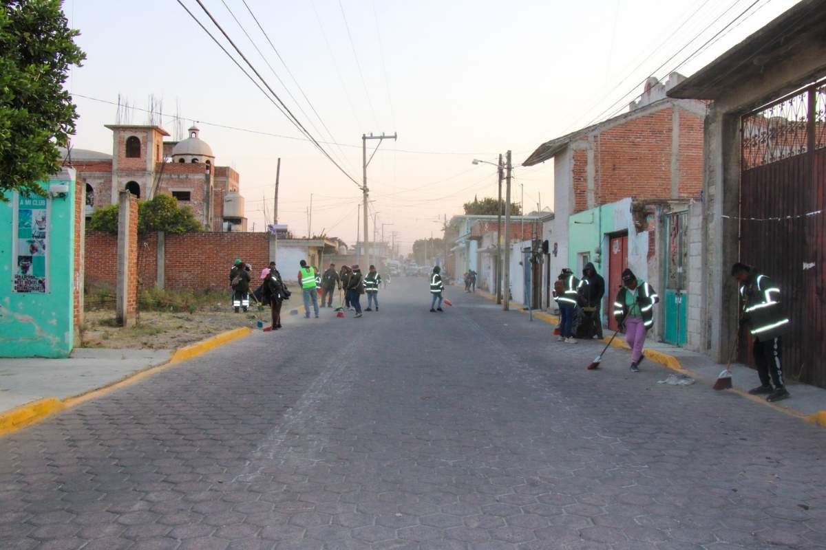 Roberto Solís replica ejemplo del gobernador Alejandro Armenta en Huejotzingo; realiza rabea 30 en el Primer Barrio