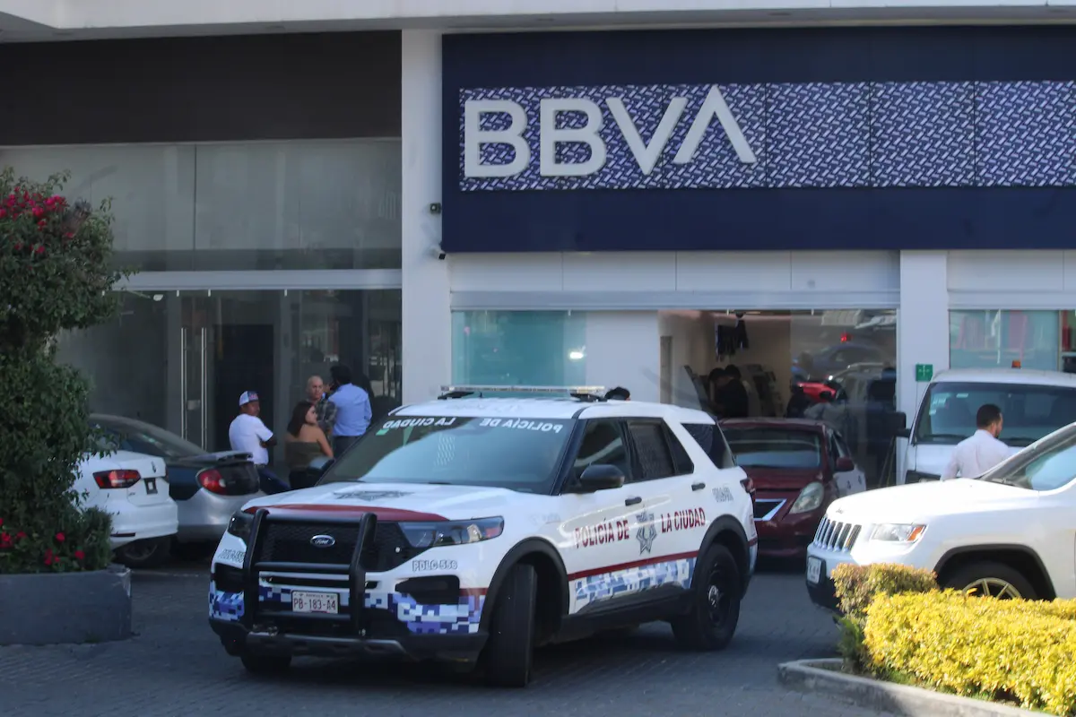 Golpean a una mujer afuera del BBVA de Plaza San Pedro en intento de asalto 2 intento de asalto afuera del BBVA de Plaza San Pedro