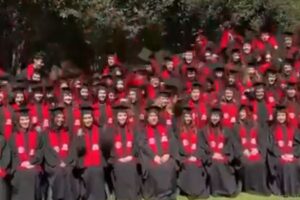 Alumnos de la Ibero caen de gradas durante foto de graduación