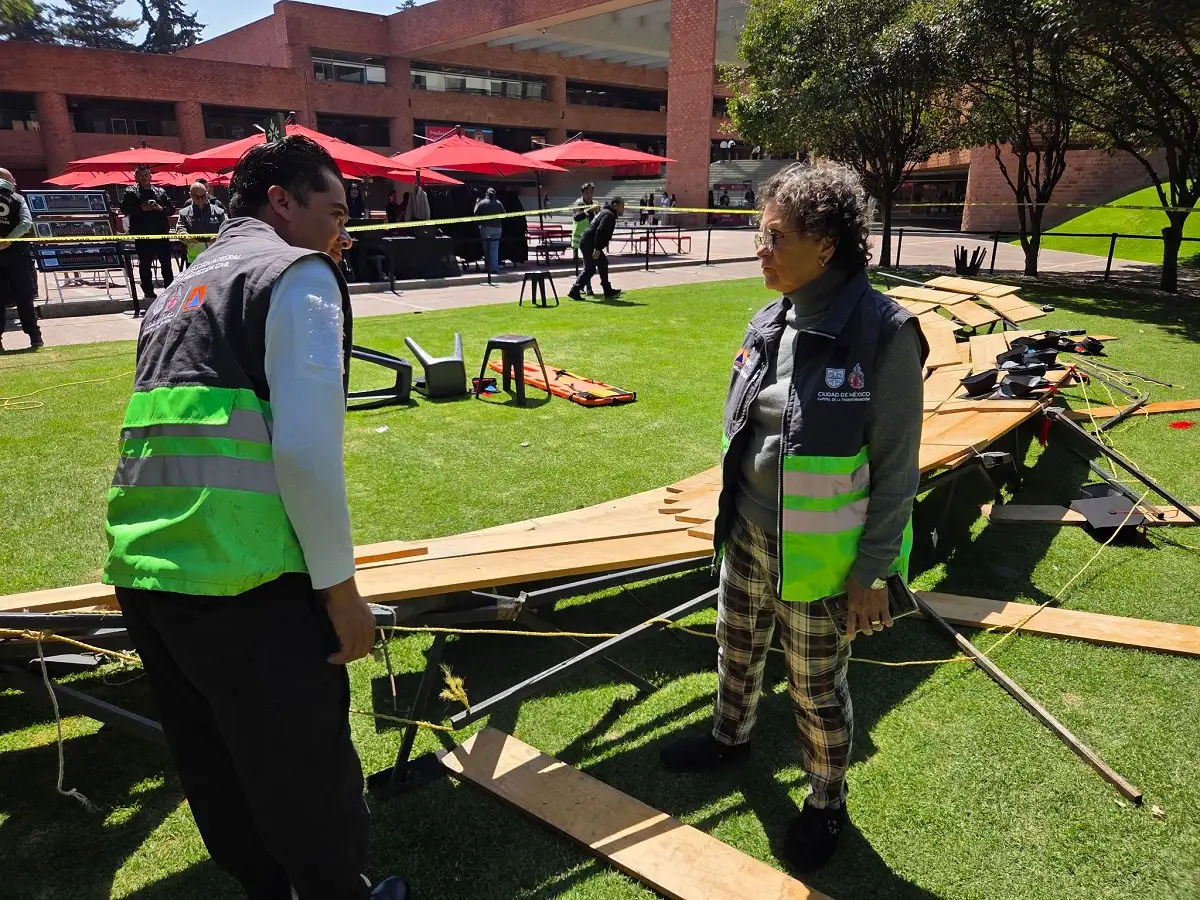 Alumnos de la Ibero caen de gradas durante foto de graduación