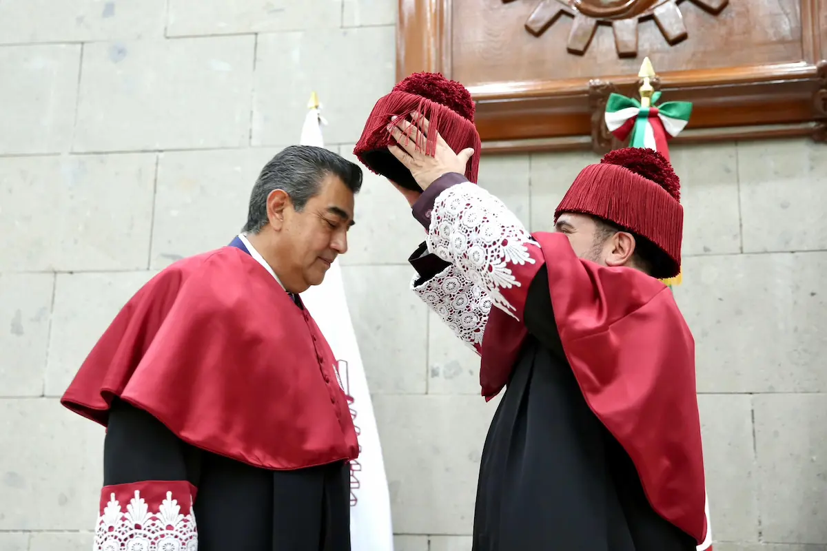 IPN entrega doctorado Honoris Causa a Sergio Salomón por apoyo a la educación en el gobierno de Puebla 