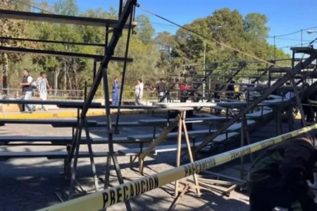 Colapsan gradas en la UV de Xalapa durante foto de graduación