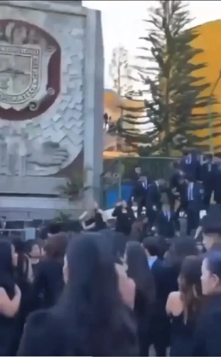 (VIDEOS) Colapsan gradas en la UV de Xalapa durante foto de graduación y hay 18 heridos 2 Colapsan gradas en la UV de Xalapa durante foto de graduación