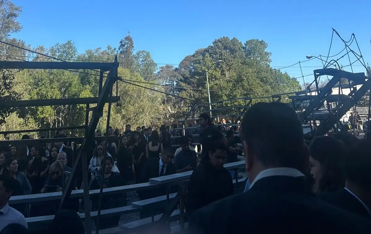 (VIDEOS) Colapsan gradas en la UV de Xalapa durante foto de graduación y hay 18 heridos 3 Colapsan gradas en la UV de Xalapa durante foto de graduación