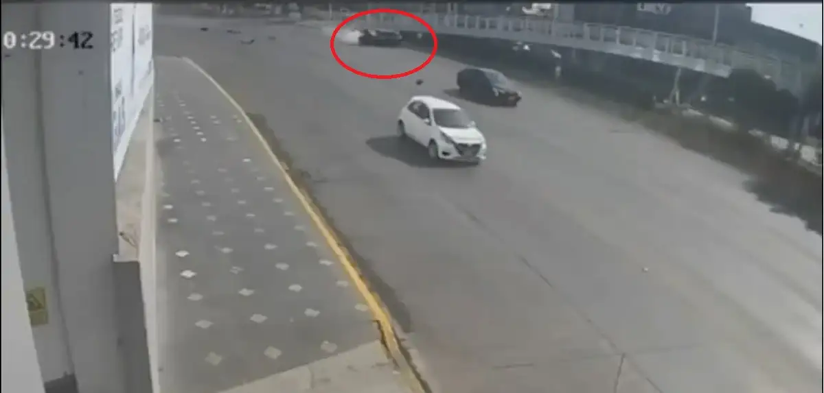 (VIDEO) Así fue la carambola en Vía San Ángel que cobró la vida de Mayca y Sandra Paola 4 Así fue la carambola en Vía San Ángel que dejó dos muertas