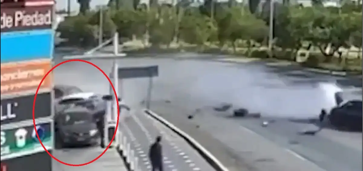 (VIDEO) Así fue la carambola en Vía San Ángel que cobró la vida de Mayca y Sandra Paola 2 Así fue la carambola en Vía San Ángel que dejó dos muertas