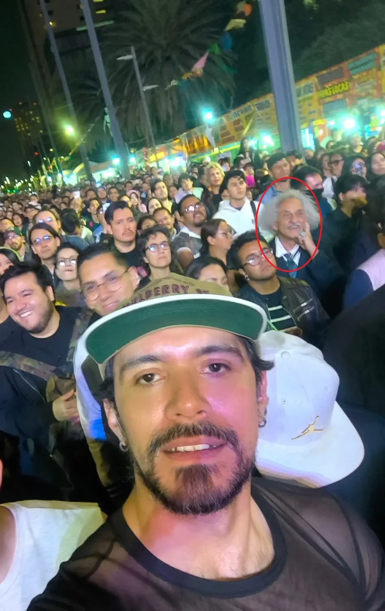 (VIDEO) Albert Einstein revivió para ir al concierto gratuito de Shakira 2 Captan a Albert Einstein en concierto de Shakira en CDMX
