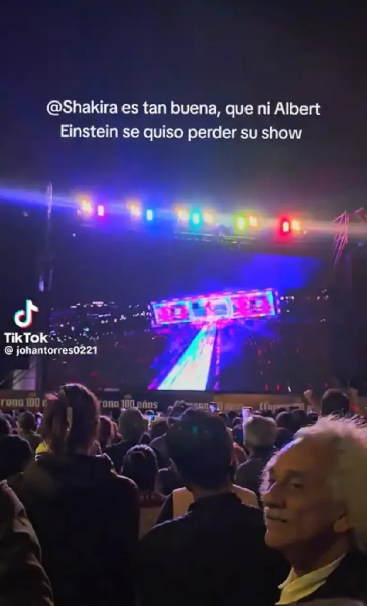(VIDEO) Albert Einstein revivió para ir al concierto gratuito de Shakira 3 Captan a Albert Einstein en concierto de Shakira en CDMX