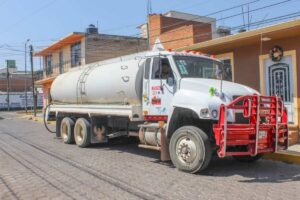 Garantiza Roberto Solís abasto de agua en el Primer Barrio durante rehabilitación del Pozo