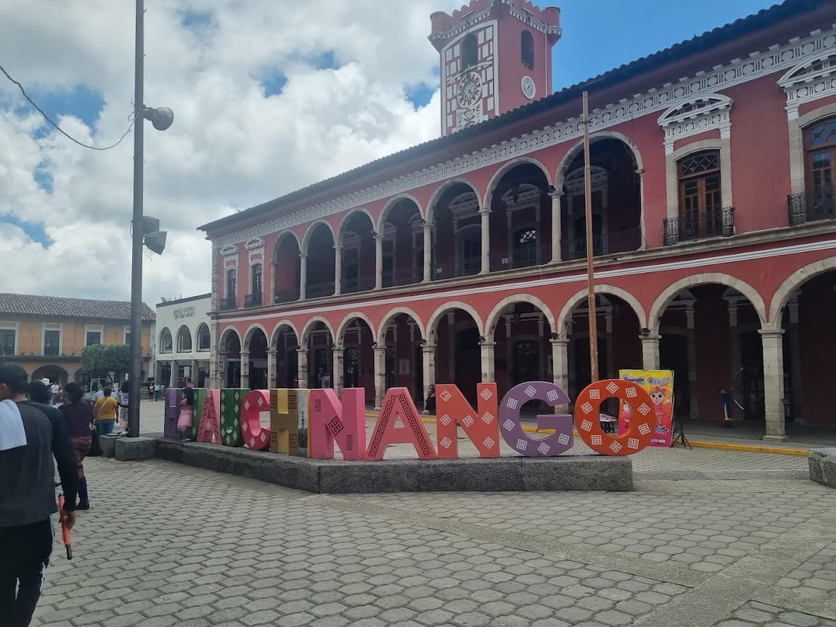 VIDEO: Acusan a tesorera de Huauchinango de atropellar a pareja y huir del lugar