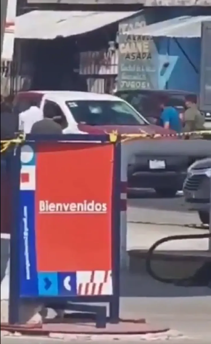 A palos, vandalizan camioneta de Movilidad en Puebla