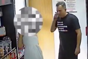 Captan a hombre acosando a una menor de 14 años dentro de supermercado