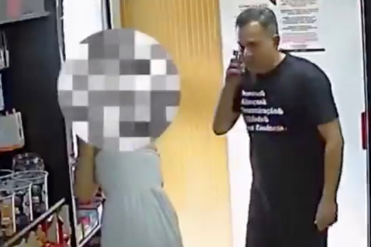 Captan a hombre acosando a una menor de 14 años dentro de supermercado