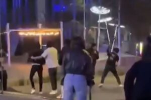 (VIDEO) Jóvenes protagonizan pelea en isla de Angelópolis