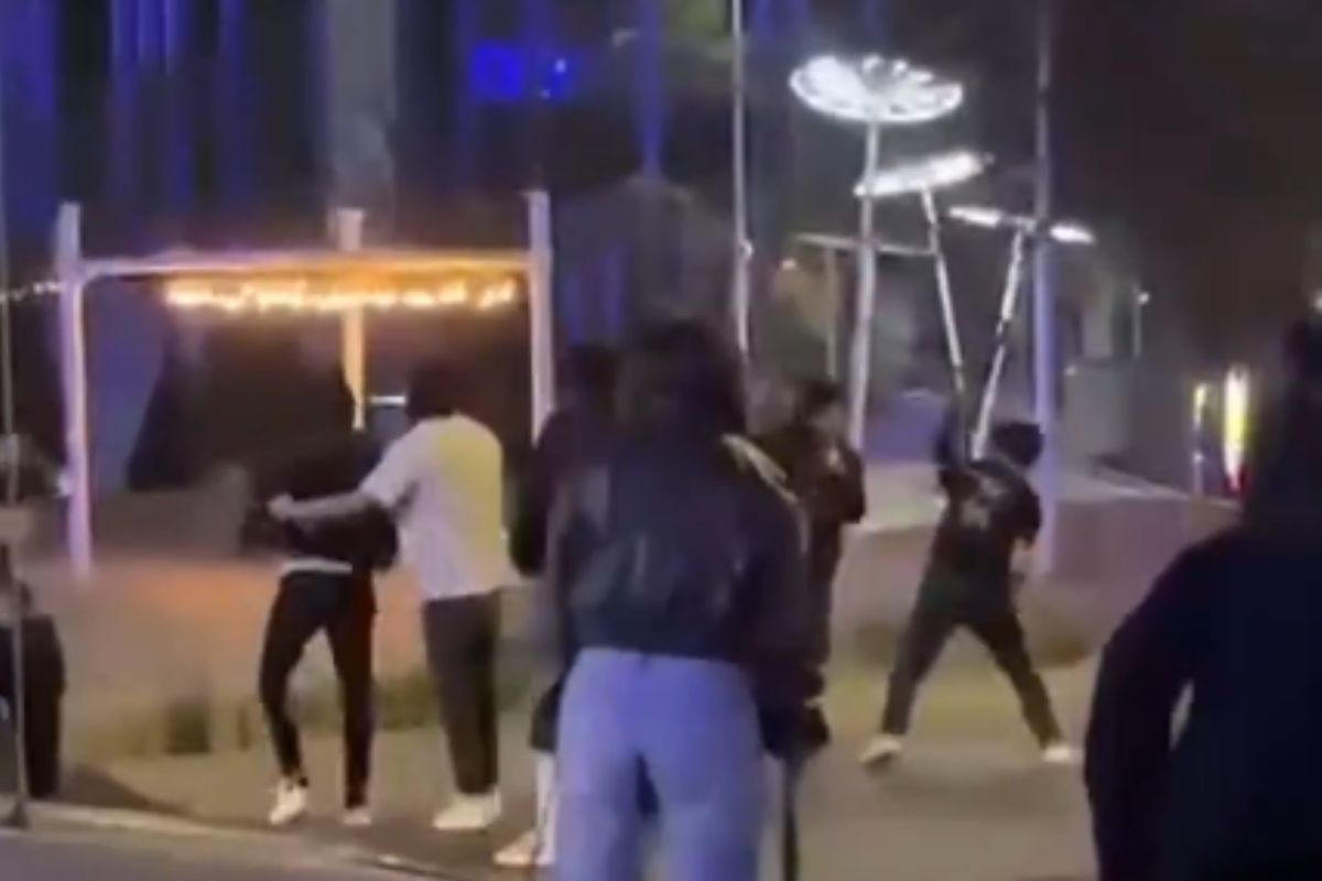 (VIDEO) Jóvenes protagonizan pelea en isla de Angelópolis