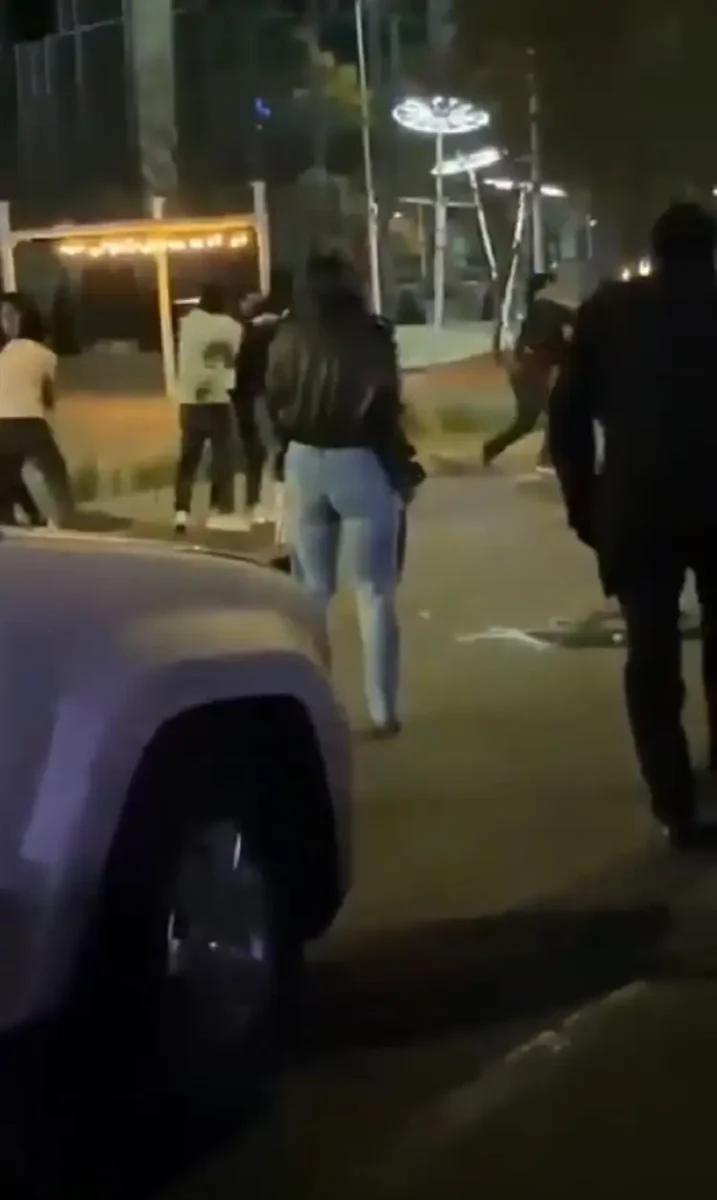 (VIDEO) Jóvenes protagonizan pelea en isla de Angelópolis