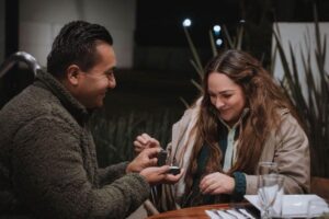 Roberto Solís Valles se compromete con Shamy Spezia y comparte el momento en redes