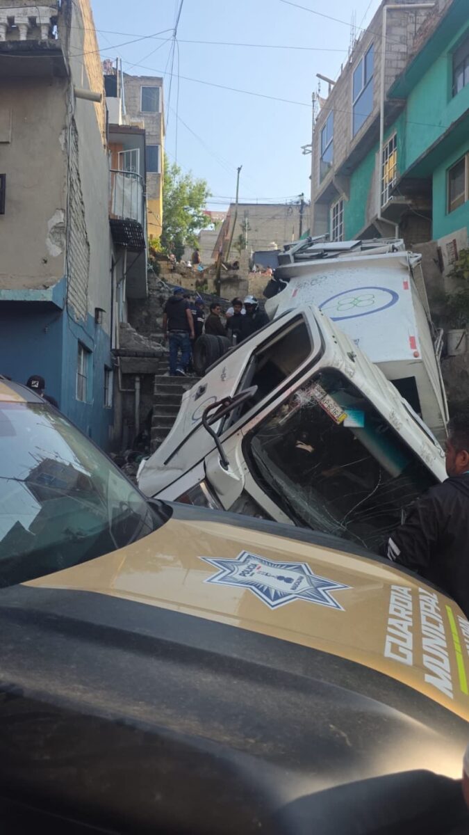 camión de basura vuelca en Naucalpan