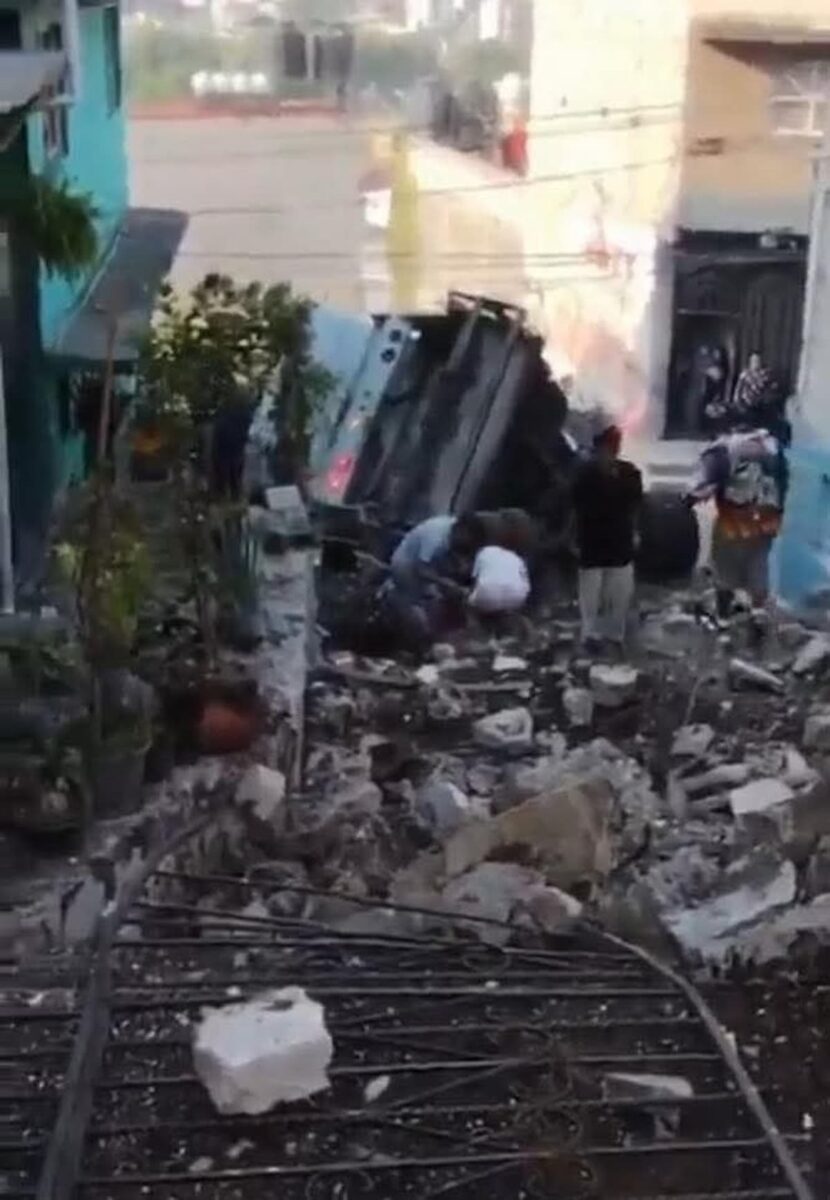 
VIDEO: Este es el momento exacto en el que un camión de basura vuelca en Naucalpan