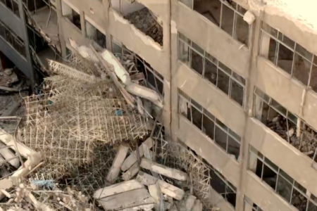 Localizan sin vida a uno de los trabajadores atrapados en el derrumbe de San Antonio Abad