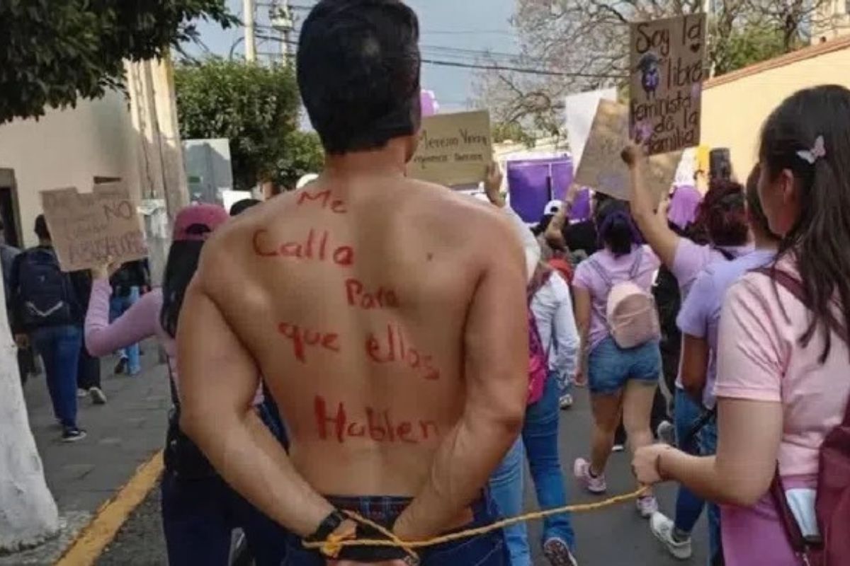 Hombre es señalado como deudor alimentario en la marcha del 8M en Tlaxcala y rompe el silencio