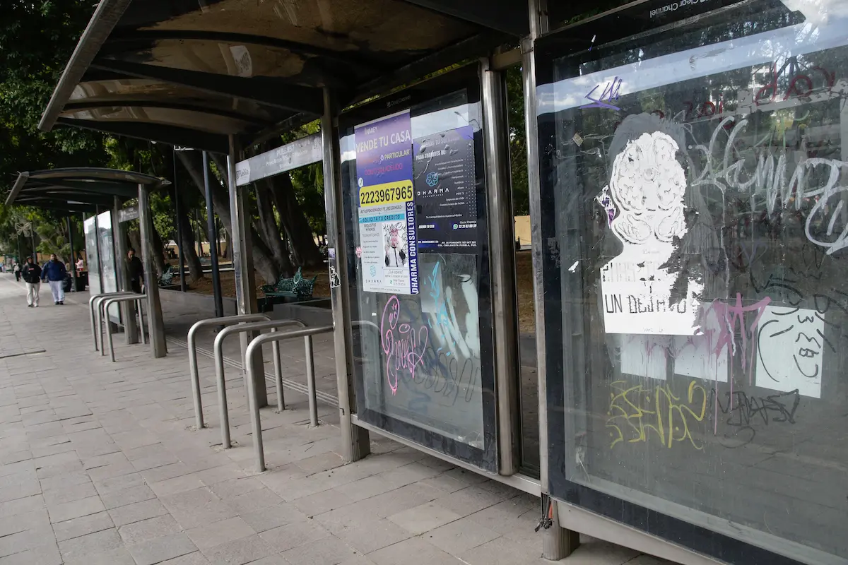 Congreso de Puebla envía a la congeladora concesión de paraderos del transporte público