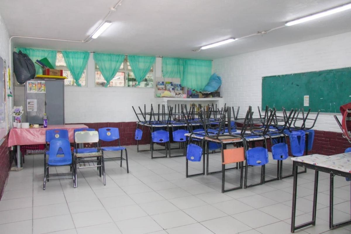 Roberto Solís lleva el programa Coloreando la educación a Santa Ana Xalmimilulco