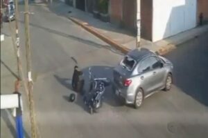 Captan pelea en Cuautlancingo; motociclista rompe parabrisas y conductor golpea su moto (VIDEO)