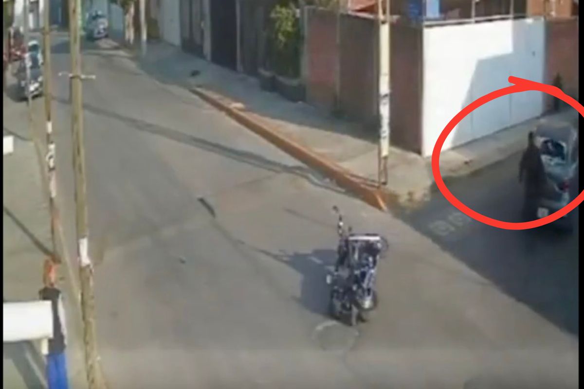 Captan pelea en Cuautlancingo; motociclista rompe parabrisas y conductor golpea su moto (VIDEO)