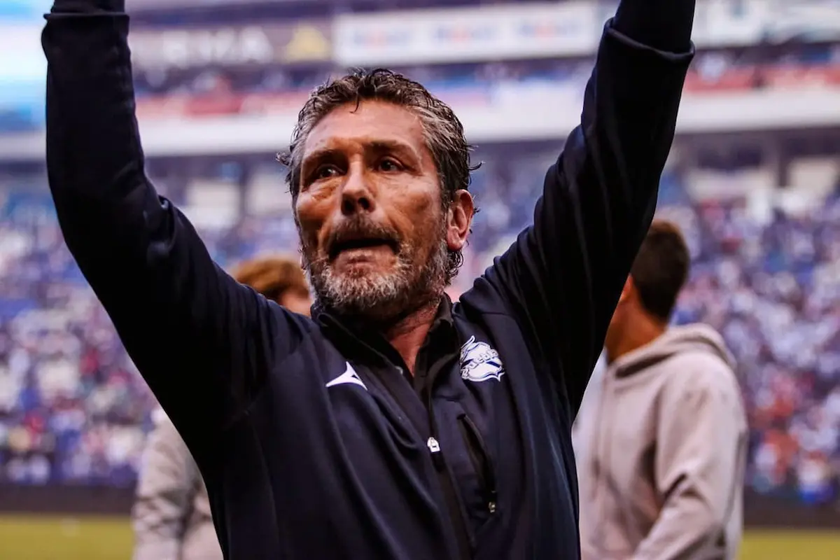 Carlos El Búfalo Poblete es operado de emergencia