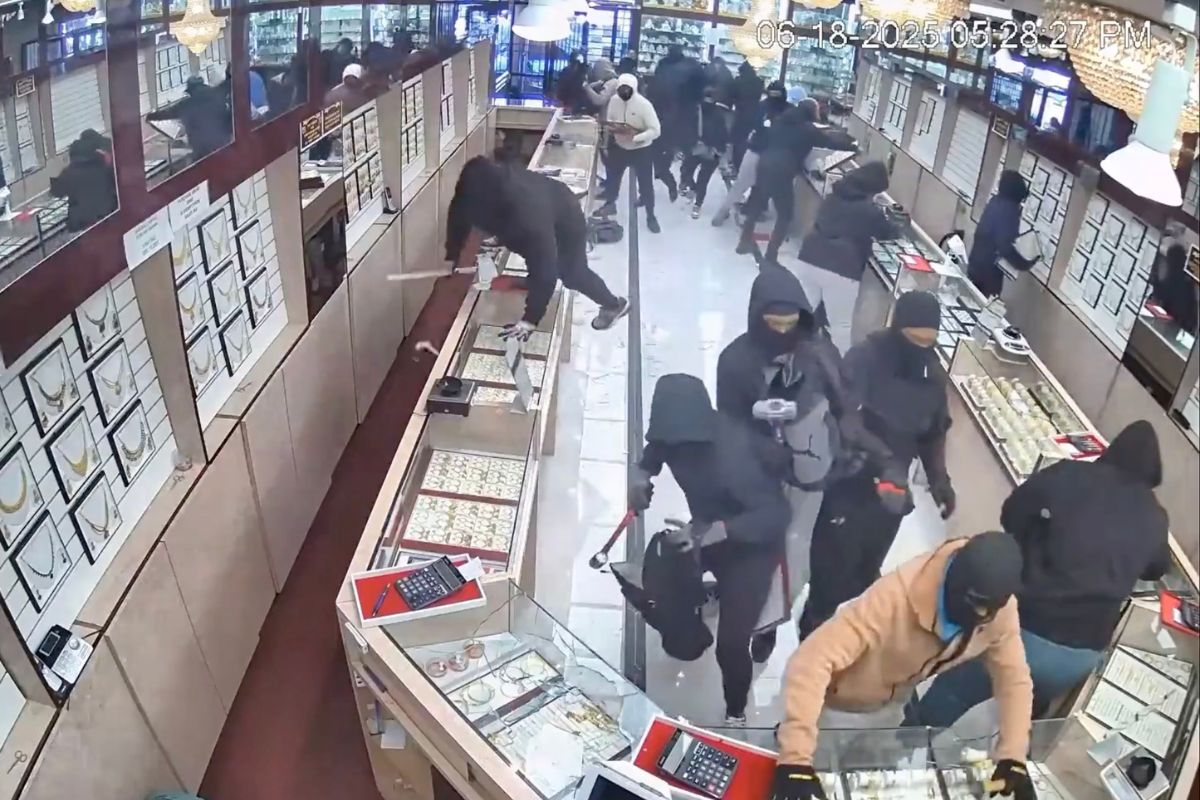 En menos de un minuto roban joyería en EU