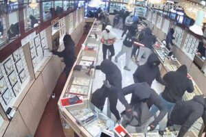 En menos de un minuto roban joyería en EU