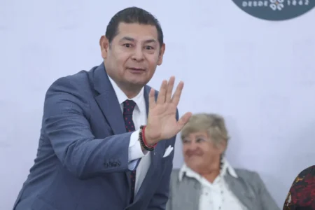 Alejandro Armenta pide a alcaldes que busquen la reelección en 2027