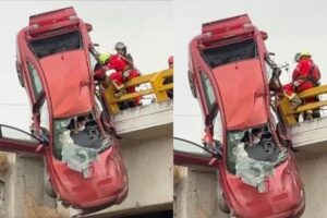 Auto queda colgando en el Periférico de Puebla con sus tripulantes 