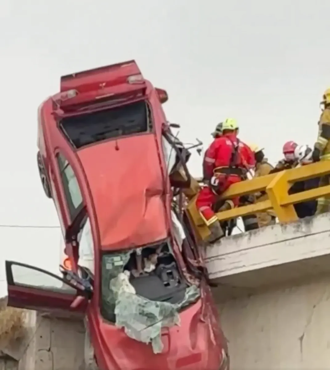 Dramático: Auto queda colgando en el Periférico de Puebla con sus tripulantes 2 Auto queda colgando en el Periférico de Puebla con sus tripulantes