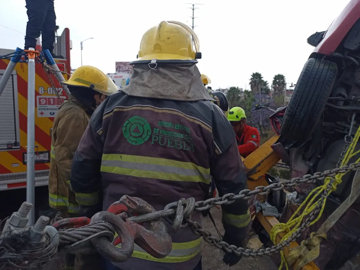 El milagroso rescate de una niña en el accidente de Periférico Ecológico; una mujer falleció 3 El milagroso rescate de una niña en el accidente de Periférico Ecológico