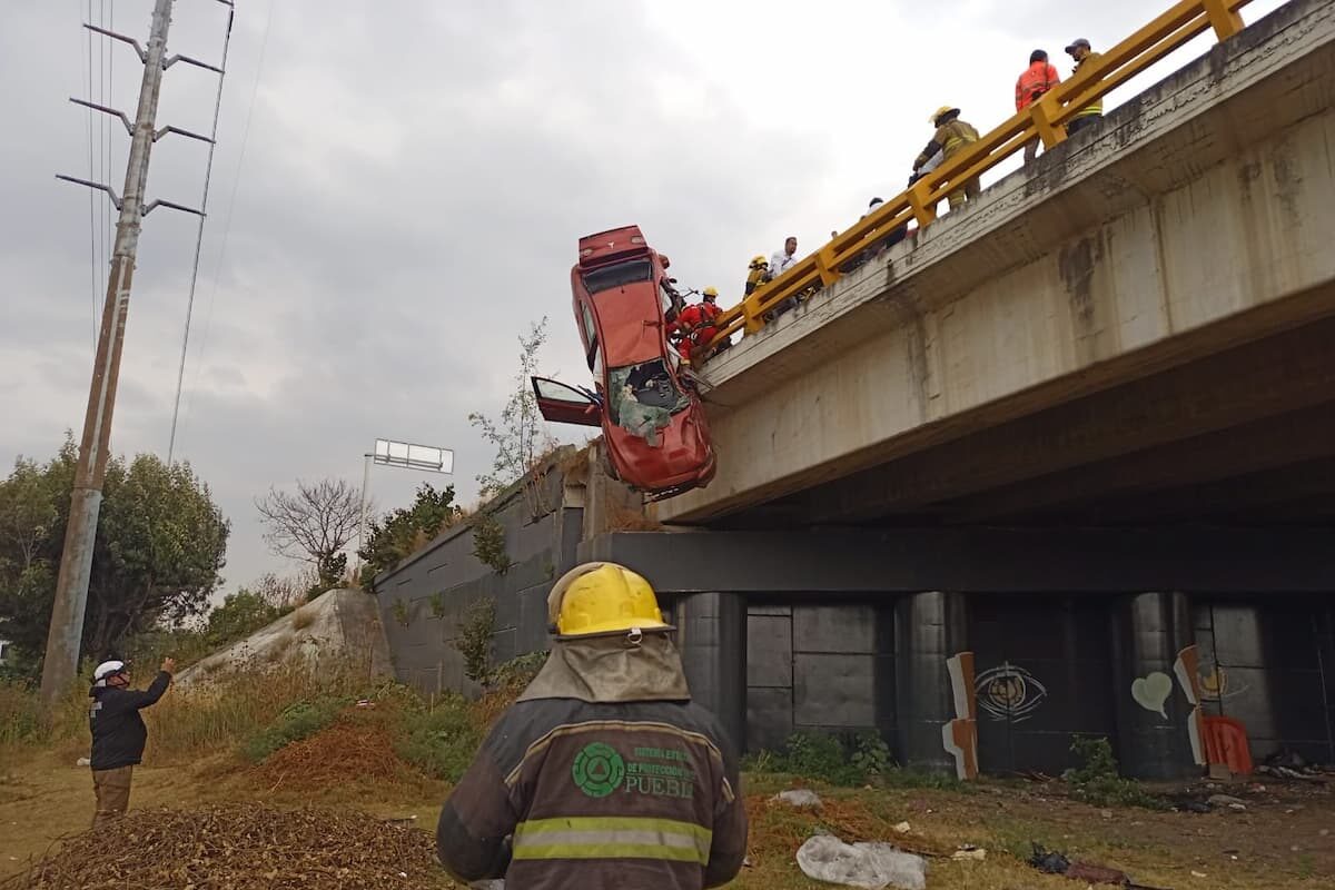 El milagroso rescate de una niña en el accidente de Periférico Ecológico; una mujer falleció 12 El milagroso rescate de una niña en el accidente de Periférico Ecológico